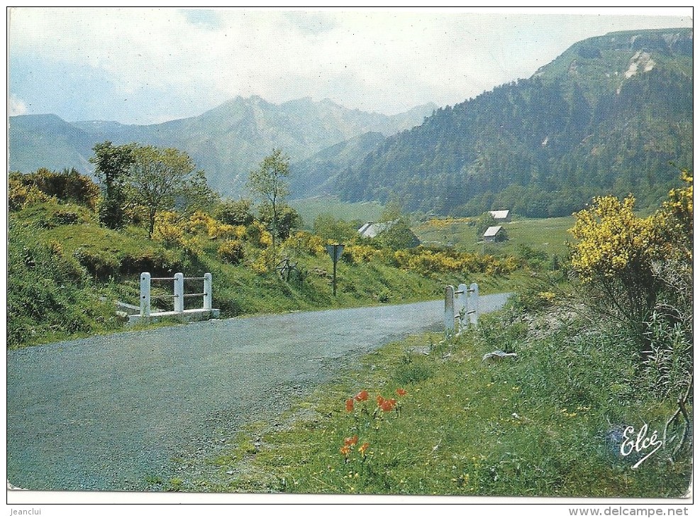 --LE MONT-DORE--LA ROUTE DU SANCY.AU FOND LA CHAINE DU SANCY...EDT ELCE.. - Le Mont Dore