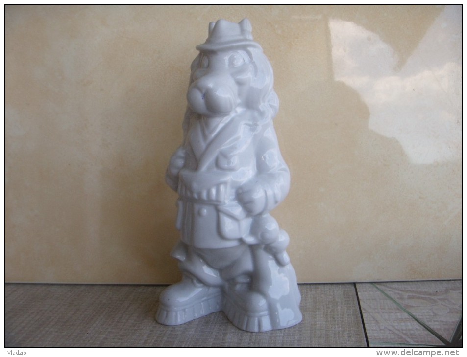 Spaniel - Jäger.  A Series Of People-beasts. Porcelain. Height - 21 Cm. Ukraine. Korosten. - Autres & Non Classés