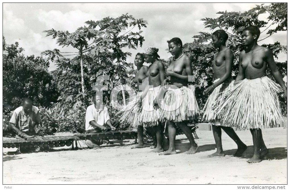 REAL PHOTO POSTCARD DANCERS GIRLS HALF NUDE MOÇAMBIQUE MOZAMBIQUE AFRICA CARTE POSTALE - Non Classés