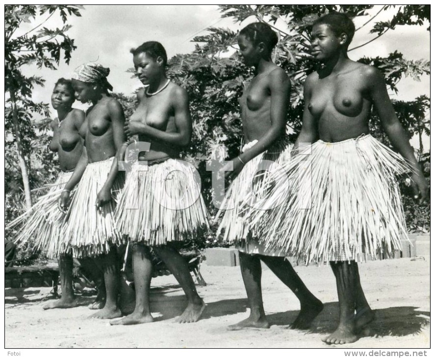 REAL PHOTO POSTCARD DANCERS GIRLS HALF NUDE MOÇAMBIQUE MOZAMBIQUE AFRICA CARTE POSTALE - Non Classés