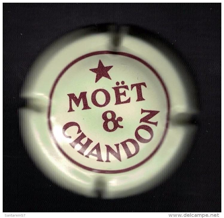 Capsule Champagne MOËT & CHANDON Lettres Marron Sur Fond Beige - Möt Et Chandon