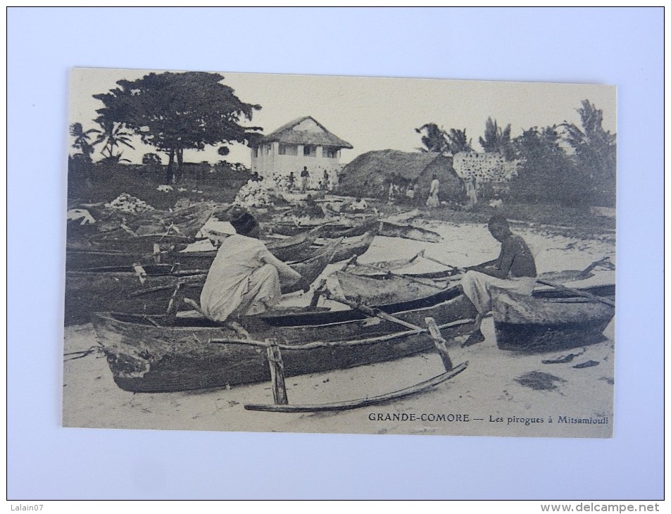 Carte Postale Ancienne : GRANDE COMORE : Les Pirogues à MITSAMIOULI - Mayotte