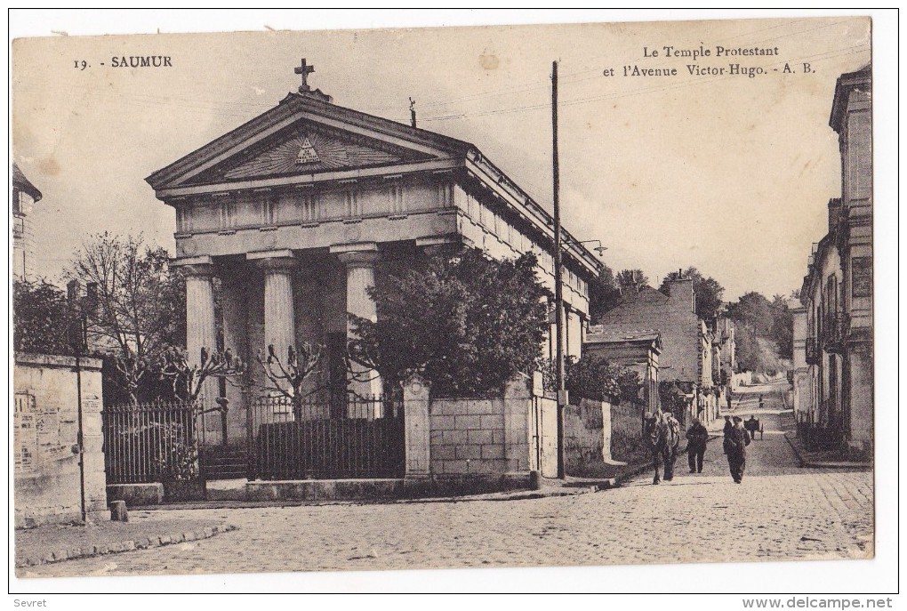 SAUMUR. - Le Temple Protestant Et L'Avenue Victor Hugo - Saumur