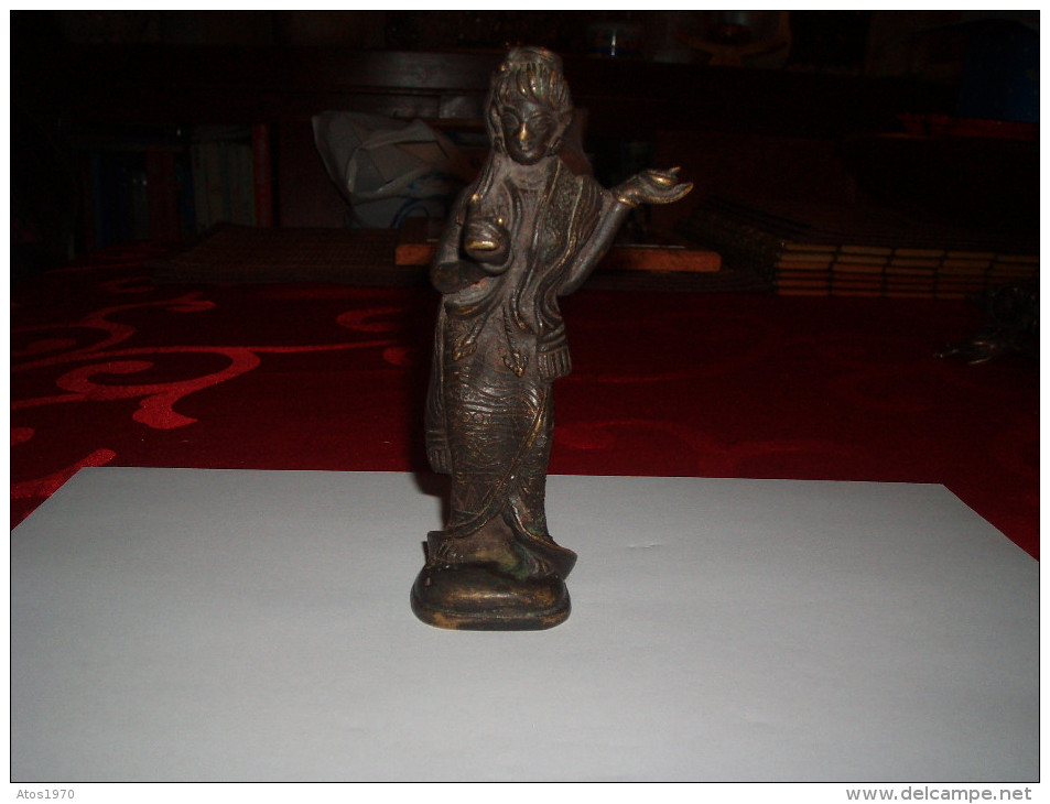 BELLE STATUE INDIENNE A IDENTIFIER / LAITON OU BRONZE ?. DANSEUSE DIVINITE ?. ANCIENNE ? ENVIRON 12,5 CM. POIDS 291 GR.. - Art Asiatique