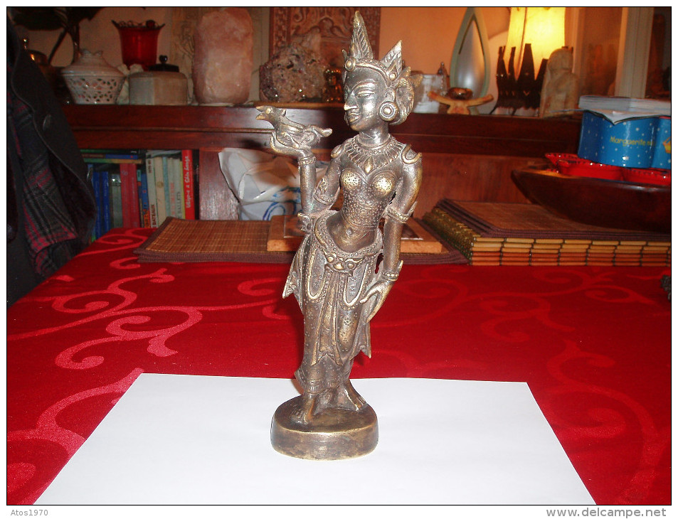 BELLE STATUE INDIENNE A IDENTIFIER / LAITON OU BRONZE ?. DANSEUSE DIVINITE ?. ANCIENNE ? ENVIRON 25 CM. POIDS 986 GR.. - Art Asiatique