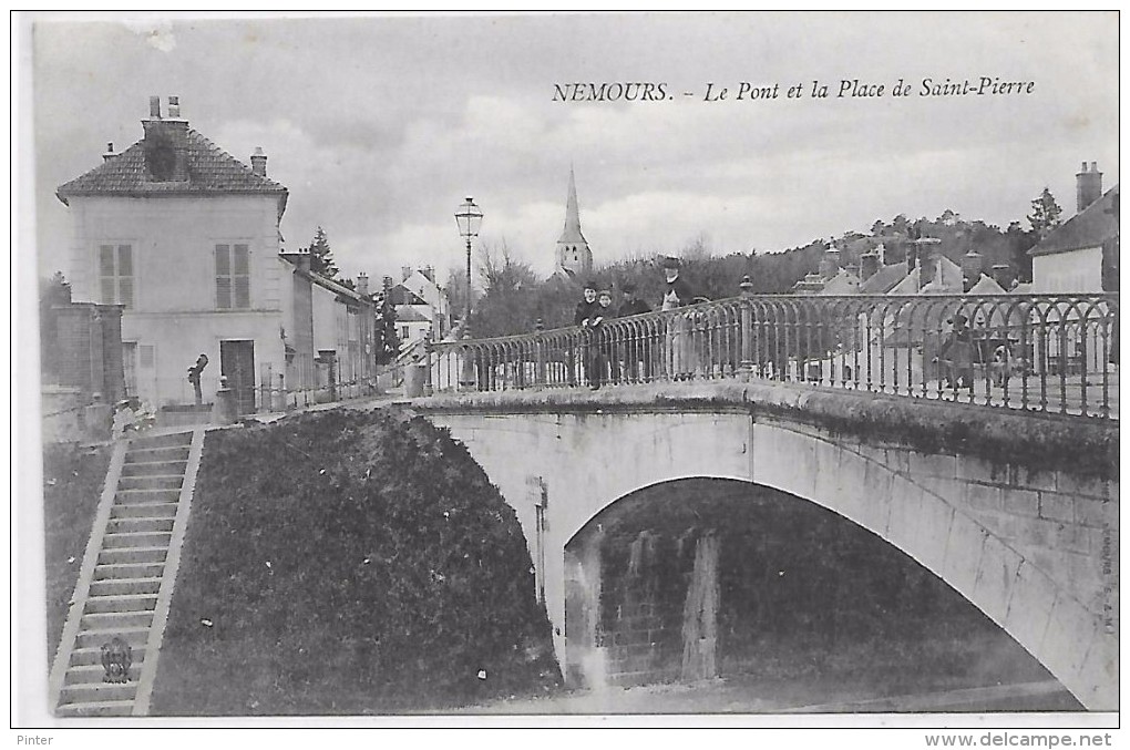 SAINT PIERRE LES NEMOURS - La Place De St Pierre Et Le Pont Du Canal - Saint Pierre Les Nemours