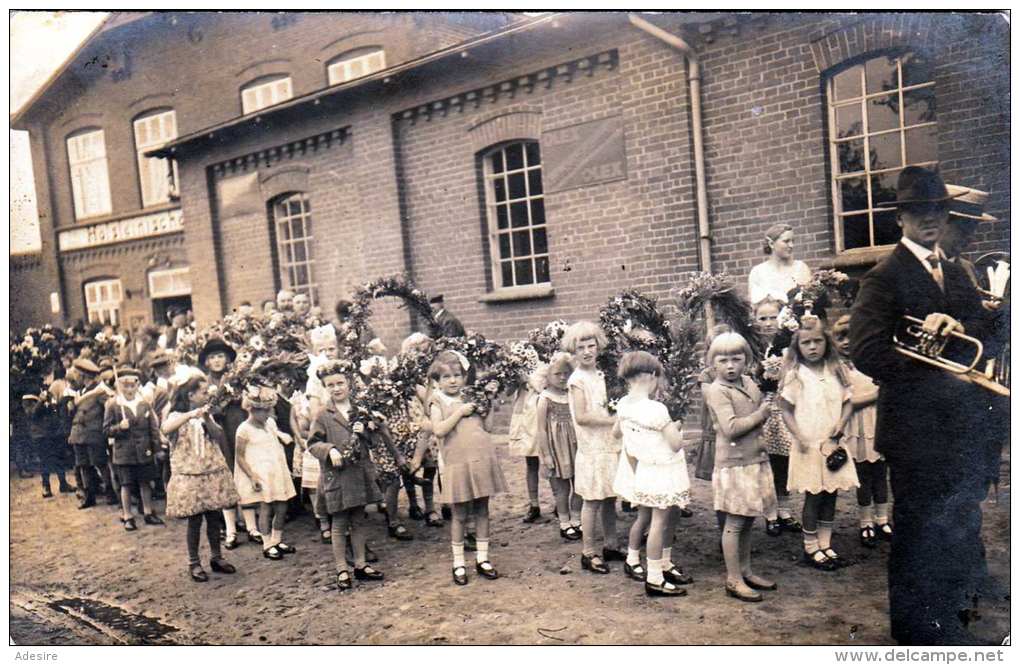 MÄDCHEN Und KNABEN Mit Blumenschmuck - Umzug, Feier, Seltene Orig.Fotokarte Um 1930, Rückseitig Klebespuren V. Album - Gruppen Von Kindern Und Familien