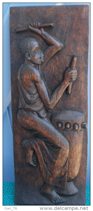 Joueur De TAMTAM Panneau Sculpté En Bois Signé B. DACIUS à GIGETA Au BURUNDI 15x35 - Art Africain