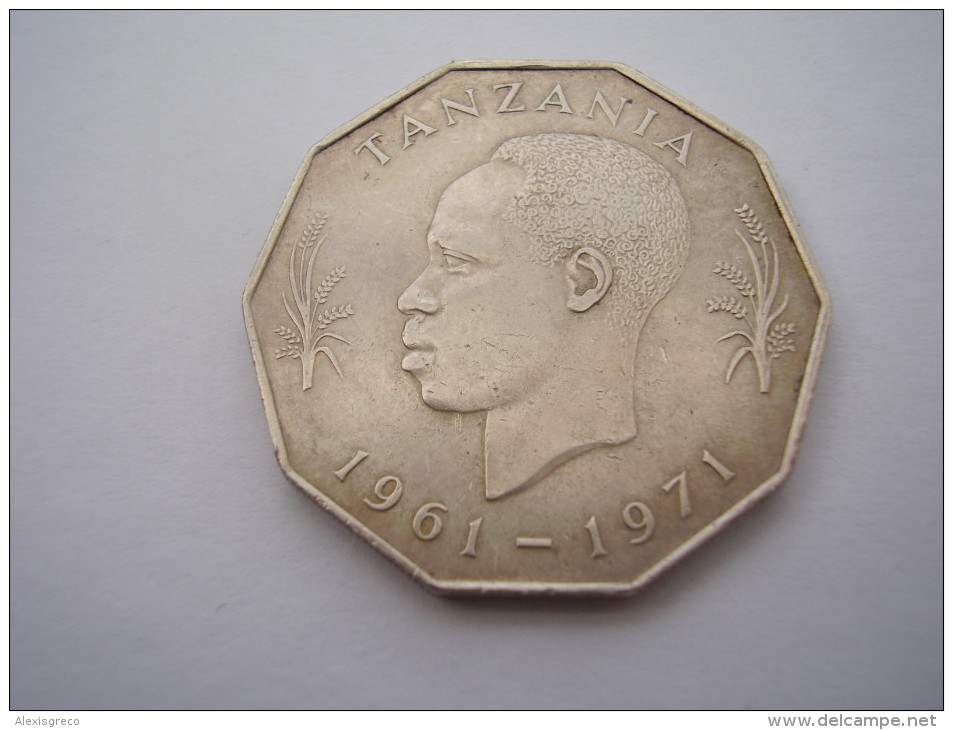 TANZANIA 1961-1971 FIVE SHILLINGS NYERERE 10 YEARS Of INDEPENDENCE Copper-Nickel USED COIN . - Tanzanía