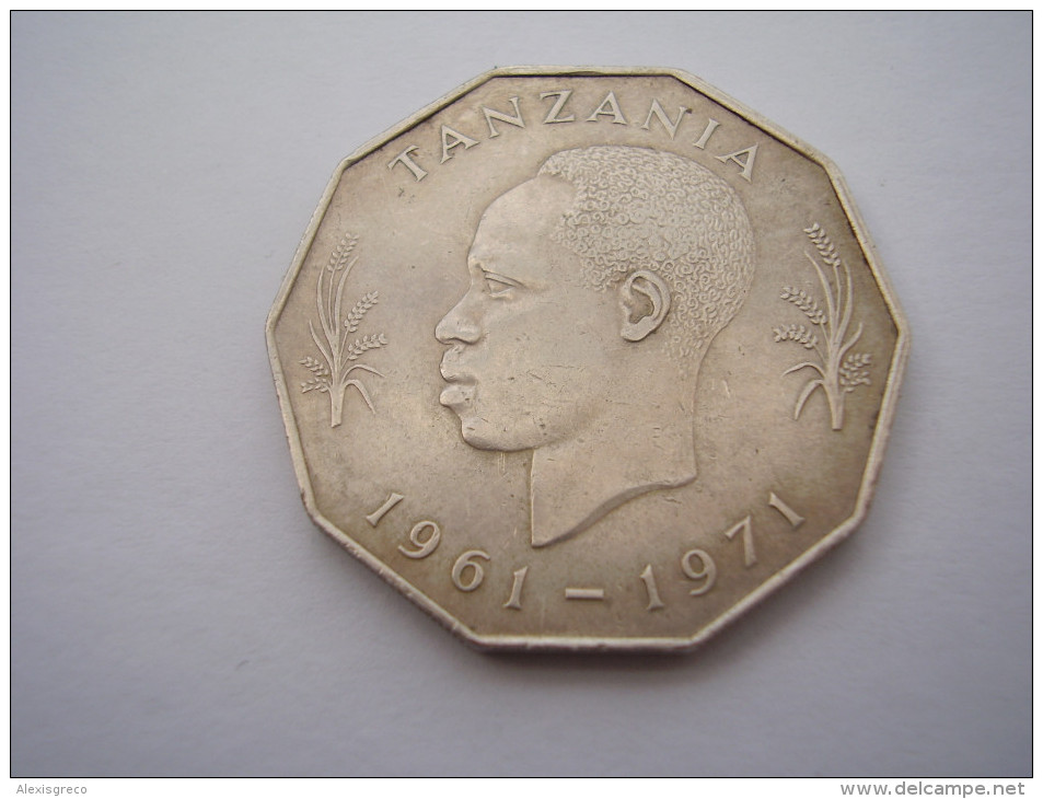 TANZANIA 1961-1971 FIVE SHILLINGS NYERERE 10 YEARS Of INDEPENDENCE Copper-Nickel USED COIN . - Tanzania