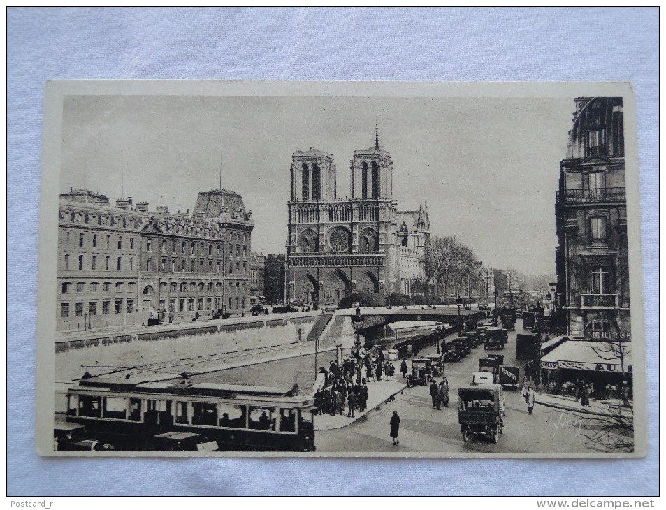 Paris ANotre Dame Vue De La Place St. Michel  A16 - Notre-Dame De Paris