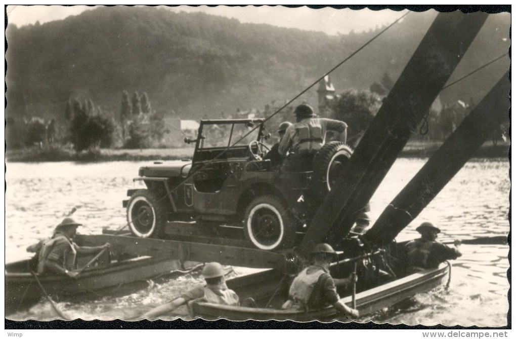 Militaires Belges Une Jeep Transbordée Sur Radeau - Jeep Per Vlot Overgezet - Collections & Lots