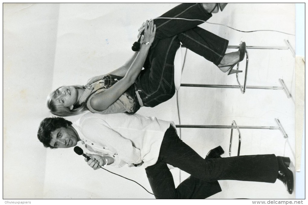 Photo De Presse  -   Chanteur -   SACHA  DISTEL  Et   JOELLE JEUNE BLONDE  En 1979 - Identified Persons