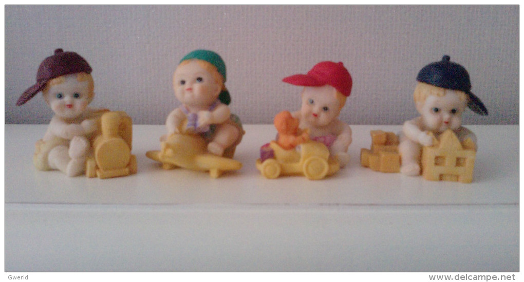 4 MINIATURES -  ENFANTS EN RESINE - Personnages