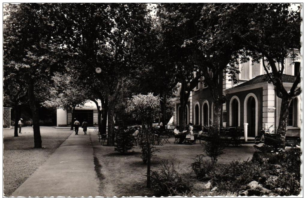 LE BOULOU ETABLISSEMENT THERMAL ,CASINO, JARDINS,SOURCE ,JOUEUR DE BOULES ,PERSONNAGES     REF 44084 - Autres & Non Classés