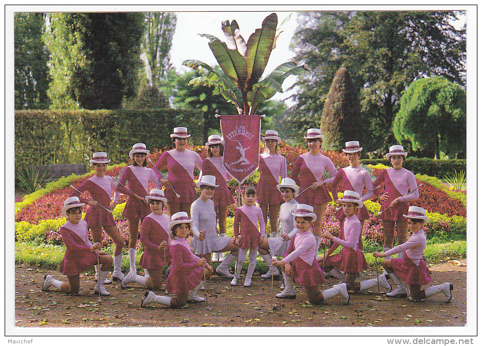 Bourbon Lancy - Groupe De Majorettes " Les Rythmiques" Avec Leur Fanion - Pas Circulé - Autres & Non Classés