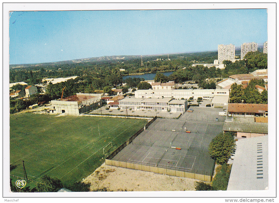 Le Pontet - Le Stade Et Les Groupes PASTEUR (cages De Foot-Ball &amp; Perches De Rugby, Terrains De Tennis) Circulé 1976 - Le Pontet