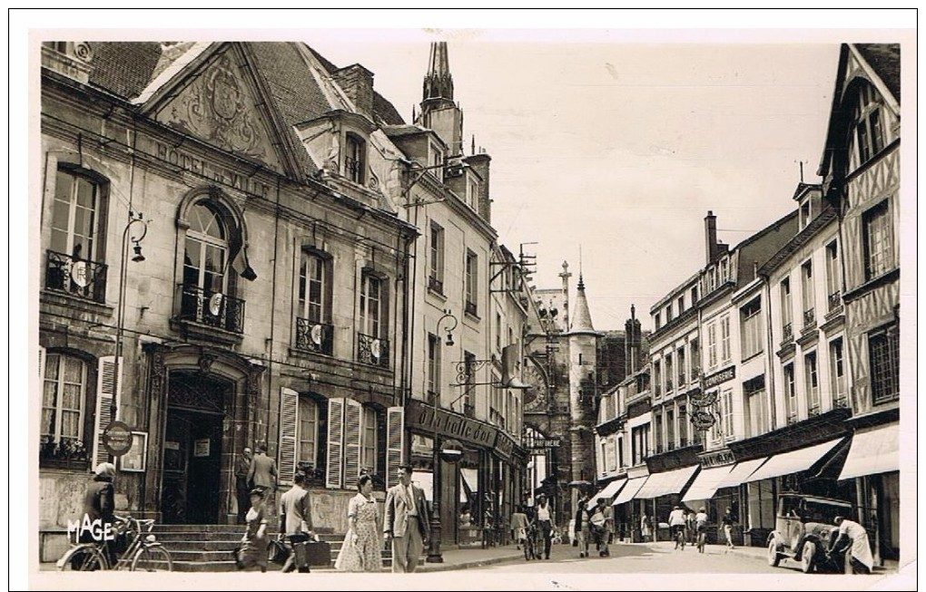 Auxerre : Place De L'Hôtel De Ville - Auxerre