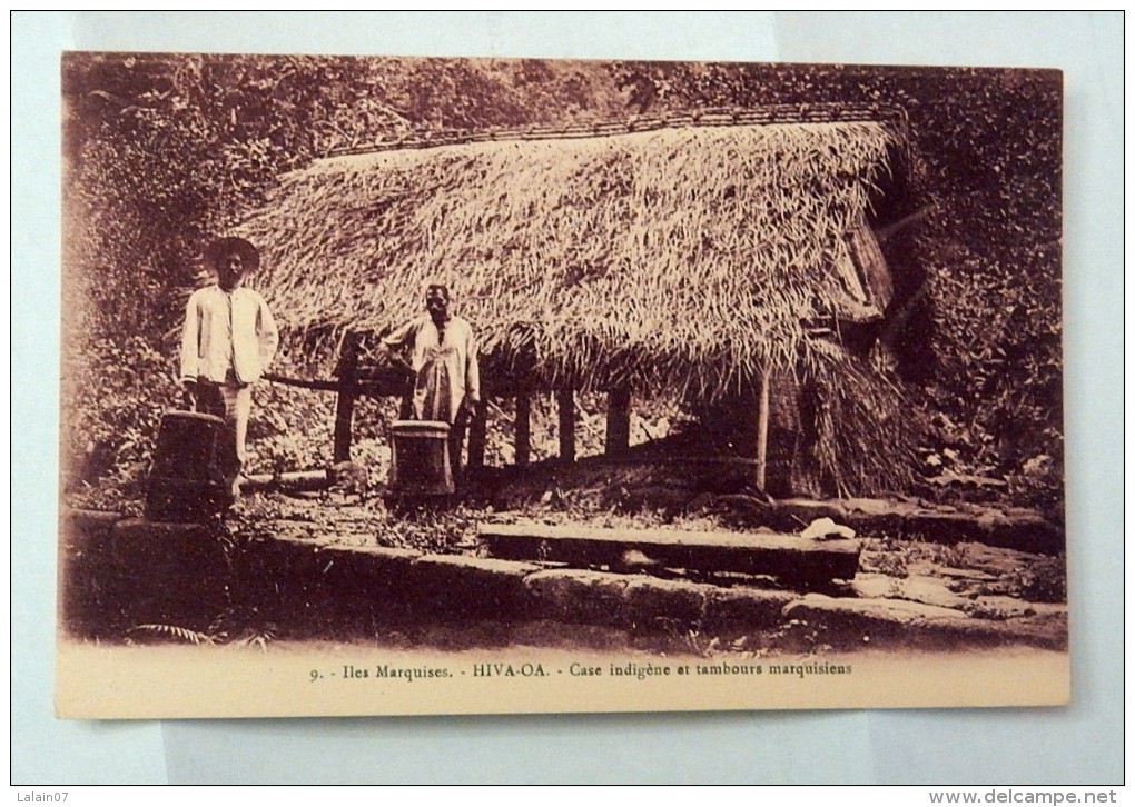 Carte Postale Ancienne : ILES MARQUISES : HIVA-OA : Case Indigène Et Tambours Marquisiens, Animé - Polynésie Française