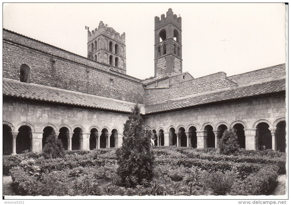 Elne Intérieur Du Cloître - Elne