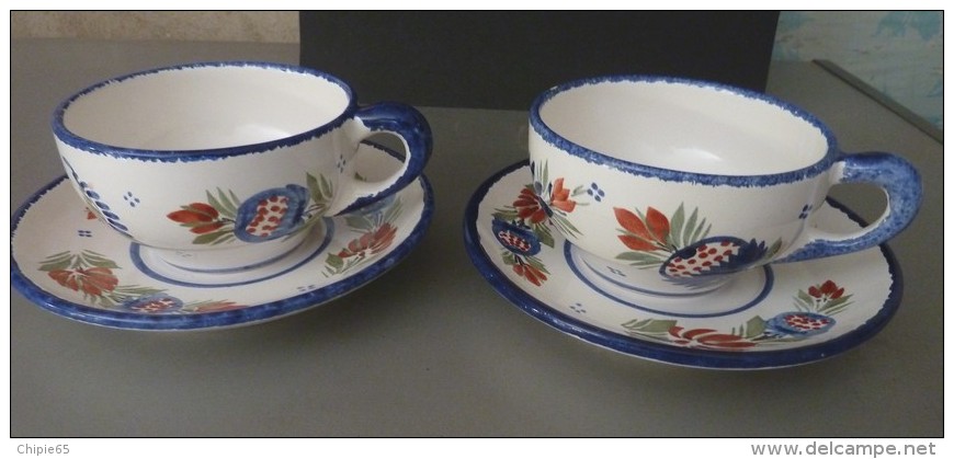 Lot De 2 Tasses Avec Sous Tasses, Signées HENRIOT à QUIMPER - Quimper/Henriot (FRA)