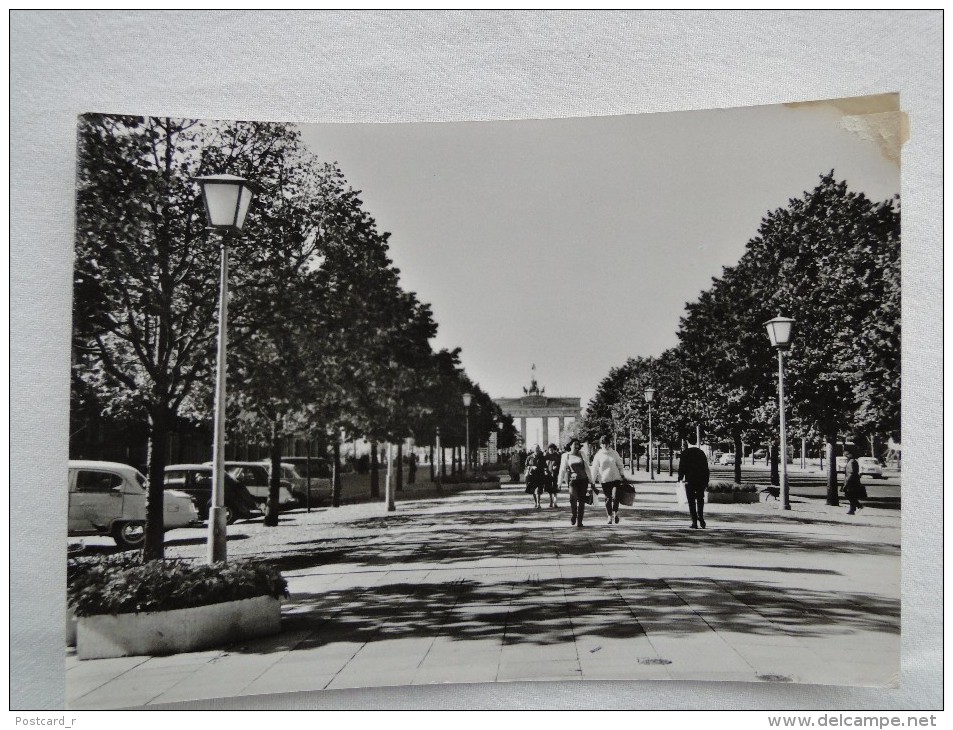 Germany Berlin Hauptstadt   Der DDR Unter Den Linden Mit Brandenburger Tor    Stamp 1968  A18 - Porte De Brandebourg