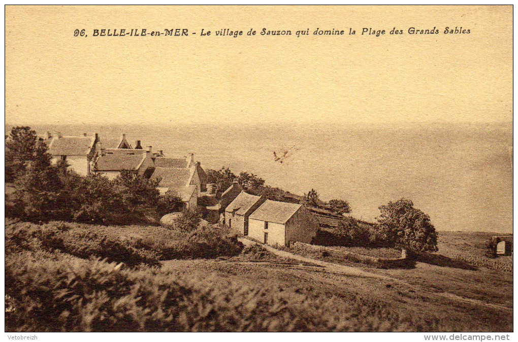 VILLAGE DE SAUZON (??? ) QUI DOMINE LA PLAGE DES SABLES BLANCS (?) - Belle Ile En Mer