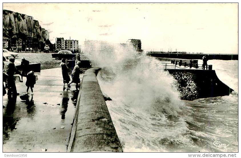 Belle Carte  Photo  -    Le Treport  -  Effets De Vagues Sur La Promenade De Mers Les Bains ,animée   D8 - Le Treport