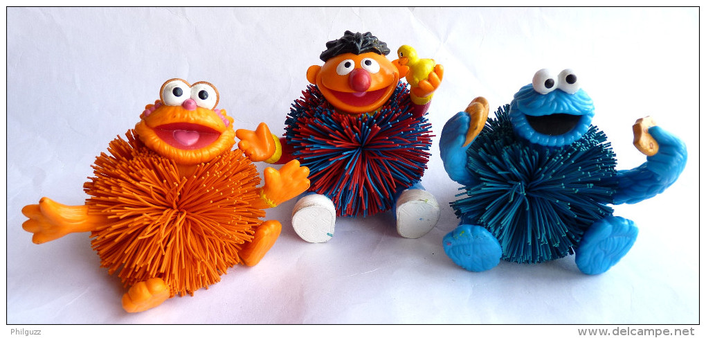 SESAME STREET - JIM HENSON 3 Figurines DIVERSES MACARON OSCAR ET ERNIE FIGURINE MUPPETS INC Figurine - Autres & Non Classés