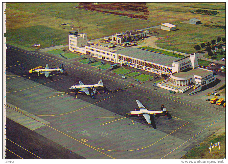 TARBES (Hautes-Pyrénées, France). Aéroport Internatonal - Aeródromos