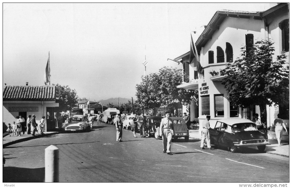 64 HENDAYE VILLE  LE PONT INTERNATIONAL DOUANE DOUANIERS FRANCAIS  Voitures  DS+ 2CV + Traction - Hendaye