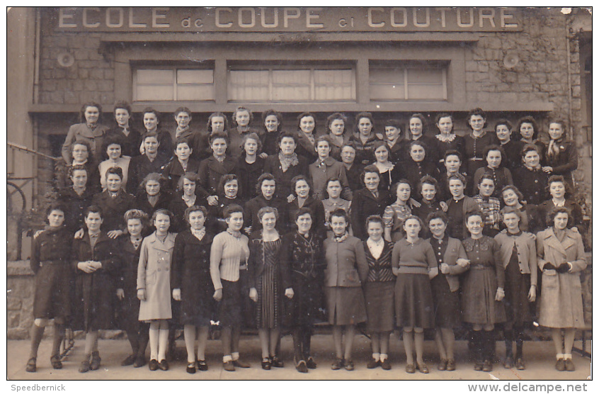 24374 Carte Photo Guingamp 22 Ecole De Coupe Couture Dec 1941 Perrin Morvan Gouinec Penguerch Le Coz Chapalain - Guingamp