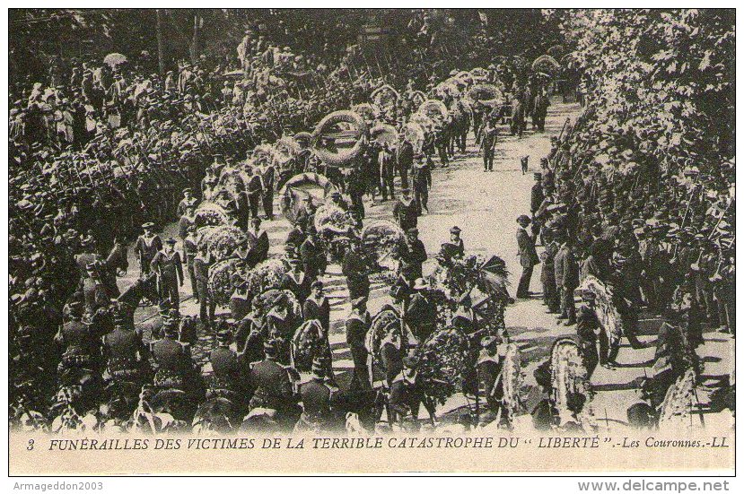 B36 / CPA FUNERAILLES DES VICTIMES DE LA TERRIBLE CATASTROPHE DU LIBERTE LES COURRONNES NEUVE NON VOYAGEE VOIR DOS - Funérailles