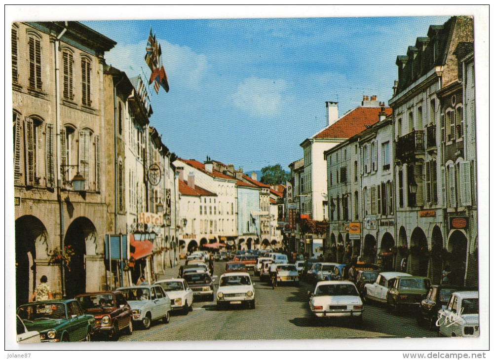 CPM    88      REMIREMONT     1981     RUE DU GENERAL DE GAULLE      MAGASINS HOTEL  MAISONS A ARCADES - Remiremont