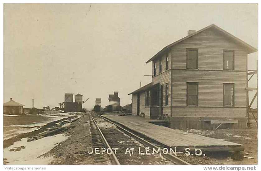 242803-South Dakota, Lemmon, RPPC, Chicago Milwaukee & St Paul Railroad Station, Depot, Drexo Photo No 26 - Gares - Sans Trains