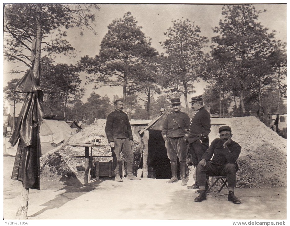Photo Octobre 1915 PERTHES-LES-HURLUS (Souain Près Suippes) - Soldats Et Cagnat (A109, Ww1, Wk 1) - Souain-Perthes-lès-Hurlus