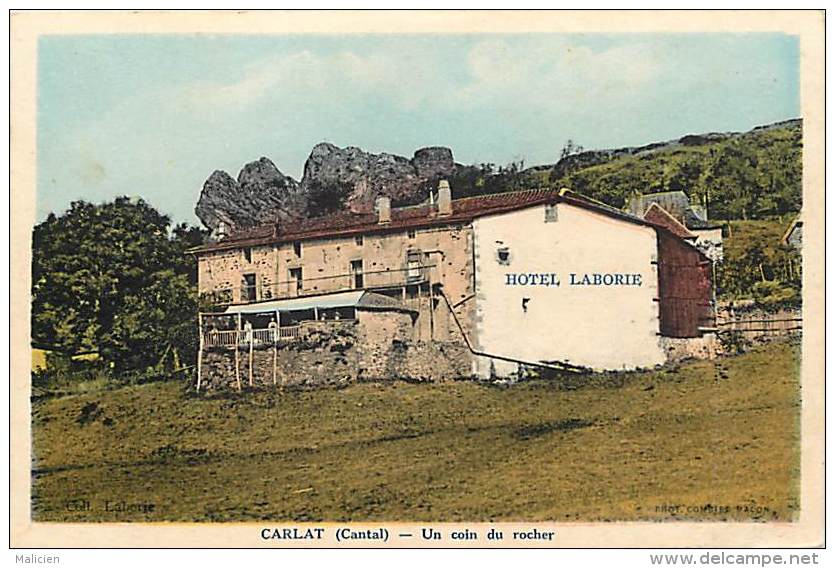 - Cantal - Ref - A455 - Carlat - Un Coin Du Rocher - Hotel Laborie - Carte Colorisee Bon Etat - - Carlat