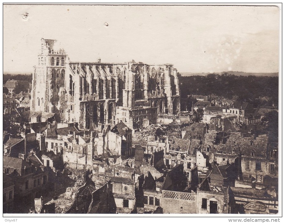 Carte Postale Photo Militaire Allemand SAINT-QUENTIN (Aisne) - Centre Ville En Ruine-Eglise-Mairie- - Saint Quentin