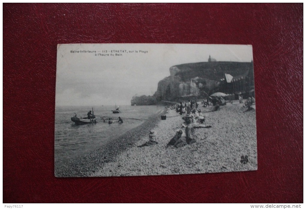 CPA 76  *ETRETAT  *   Sur La Plage A L Heure Du Bain - Etretat