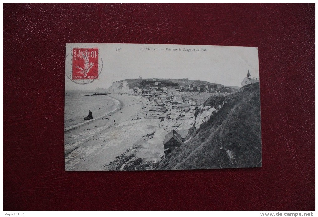 CPA 76  *ETRETAT  *   VUE SUR LA PLAGE ET LA VILLE - Etretat