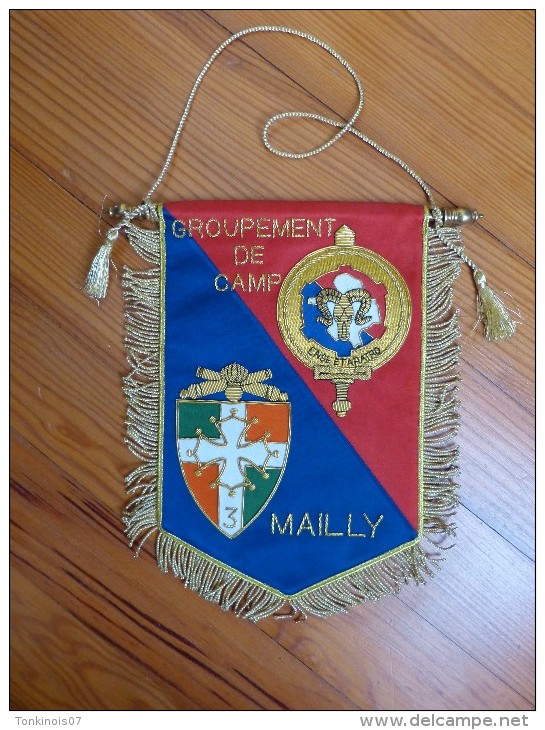 Superbe Fanion De L´artillerie CAMP DE MAILLY Avec Deux Insignes De Régiments En Cannetille Brodée - Banderas