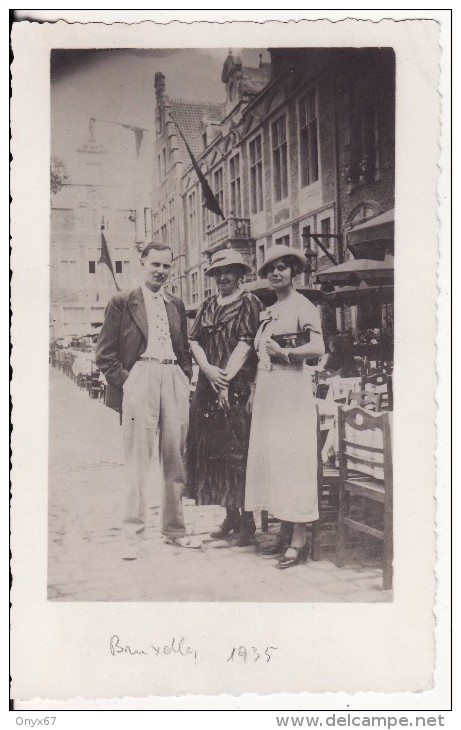 Carte Postale Photo BRUXELLES-BRÜSSEL (Belgique) Un Couple Et Femme Avec Châpeau Devant Hôtel Café Restaurant 1935 - Cafés, Hôtels, Restaurants