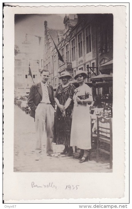 Carte Postale Photo BRUXELLES-BRÜSSEL (Belgique) Un Couple Et Femme Avec Châpeau Devant Hôtel Café Restaurant 1935 - Cafés, Hoteles, Restaurantes
