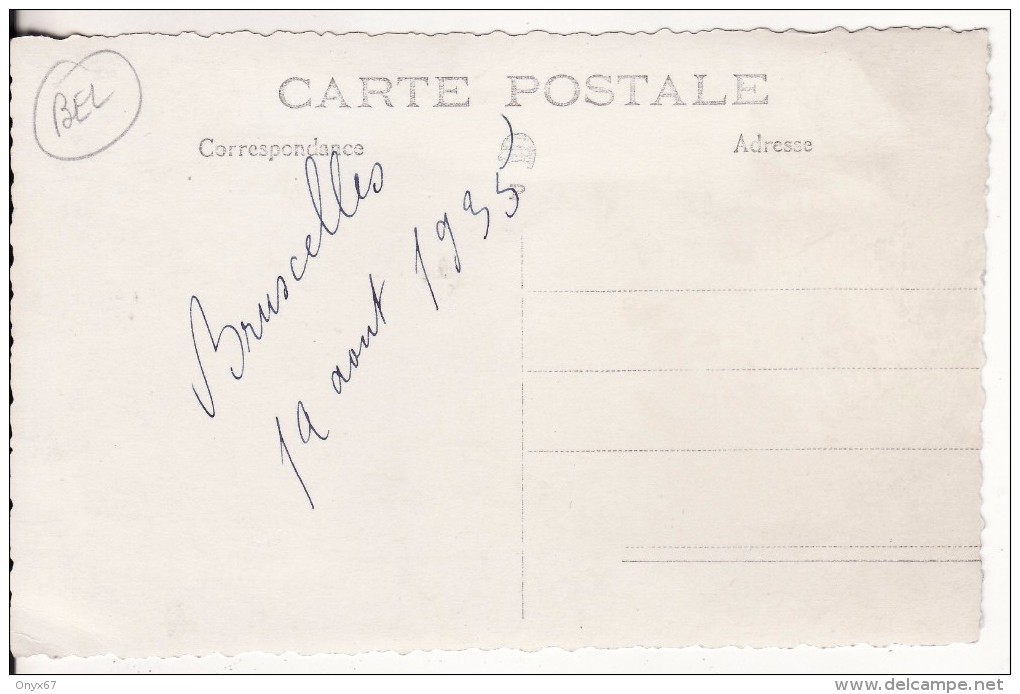 Carte Postale Photo BRUXELLES-BRÜSSEL (Belgique) Un Couple Et Femme Avec Châpeau Devant Hôtel Café Restaurant 1935 - Cafés, Hôtels, Restaurants