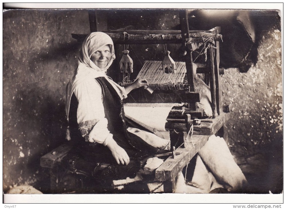 Carte Postale Photo GRECE-MACEDOINE-CRETE Femme Au Travail Tissage  - METIER-INDUSTRIE-ARTISANAT-A SITUER - VOIR 2 SCANS - Artesanal