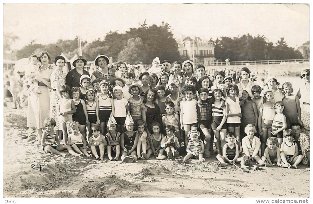 CARTE PHOTO GROUPE D'ENFANTS SUR LA PLAGE - Le Pouliguen