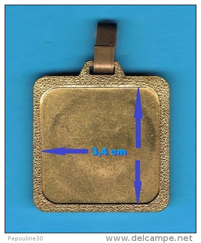 MEDAILLES //  ** JUDO  *  3,4 Cm X 3,4 Cm ** - Gevechtssport