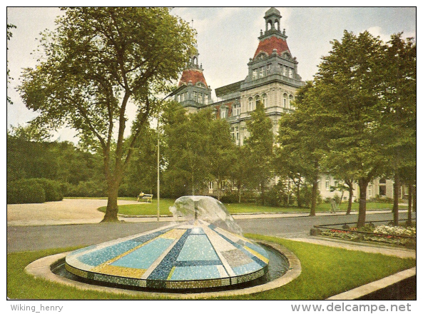 Bad Wildungen - Brunnen Mit Blick Auf Sanatorium Fürstenhof - Bad Wildungen