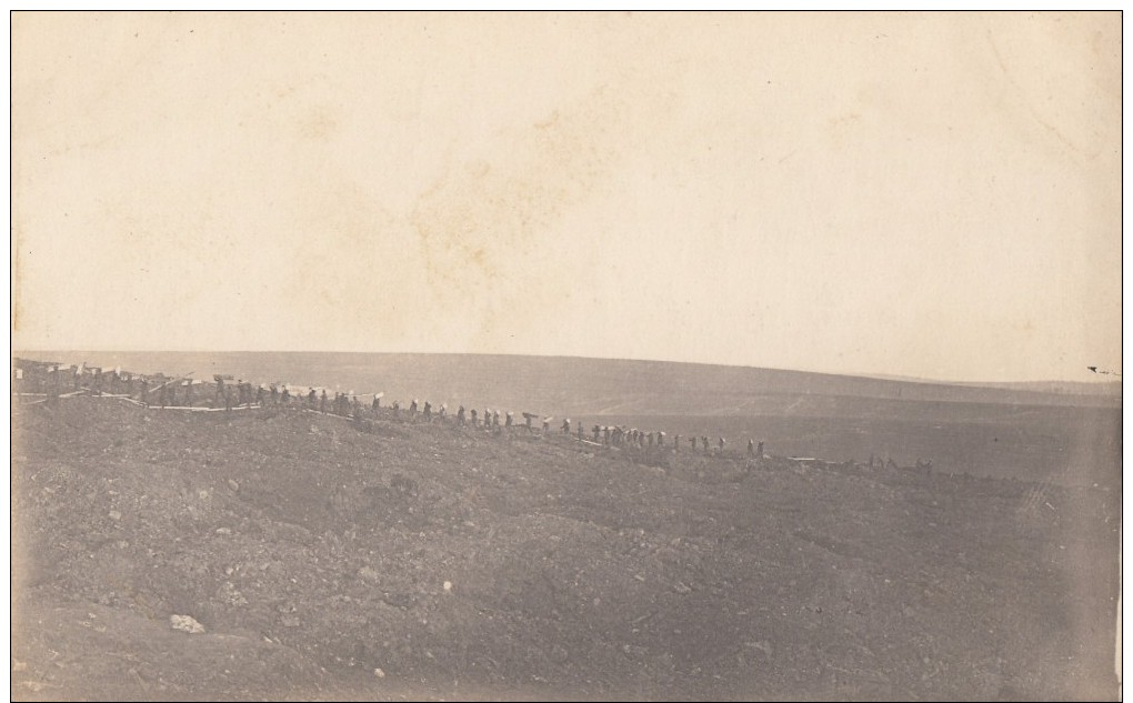 VOR VERDUN  SOLDATS ALLEMANDS  PORTAGE DE FARDEAUX VERS LE FORT DE DOUAUMONT  CARTE PHOTO ALLEMANDE - Altri & Non Classificati