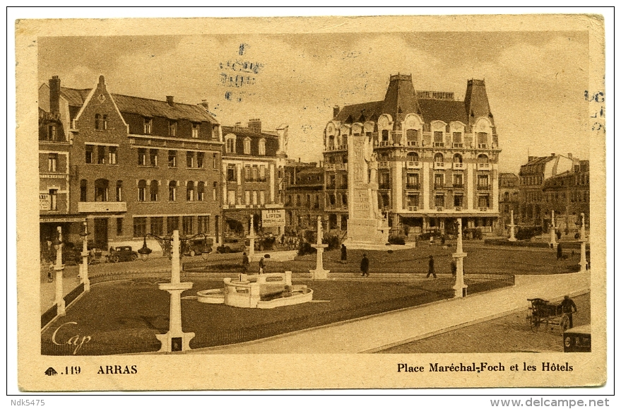 62 : ARRAS - PLACE MARECHAL-FOCH ET LES HOTELS / POSTMARK - CHELTENHAM & ANDOVERSFORD 1949 - Arras